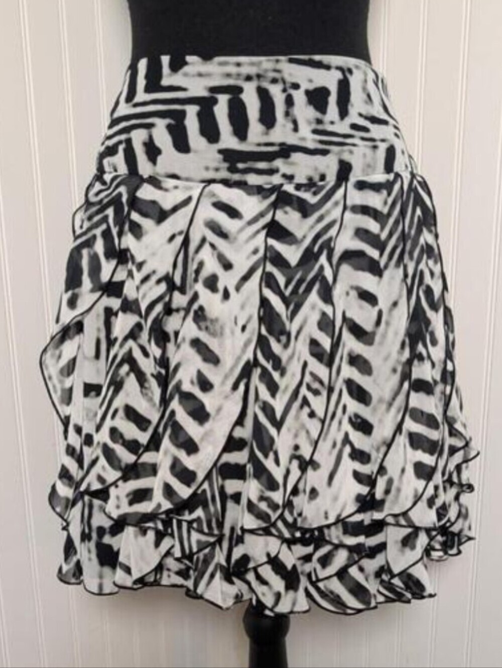 Worthington Zebra Black and White Patterned Ruffle  Skirt Size 6P Ruffles